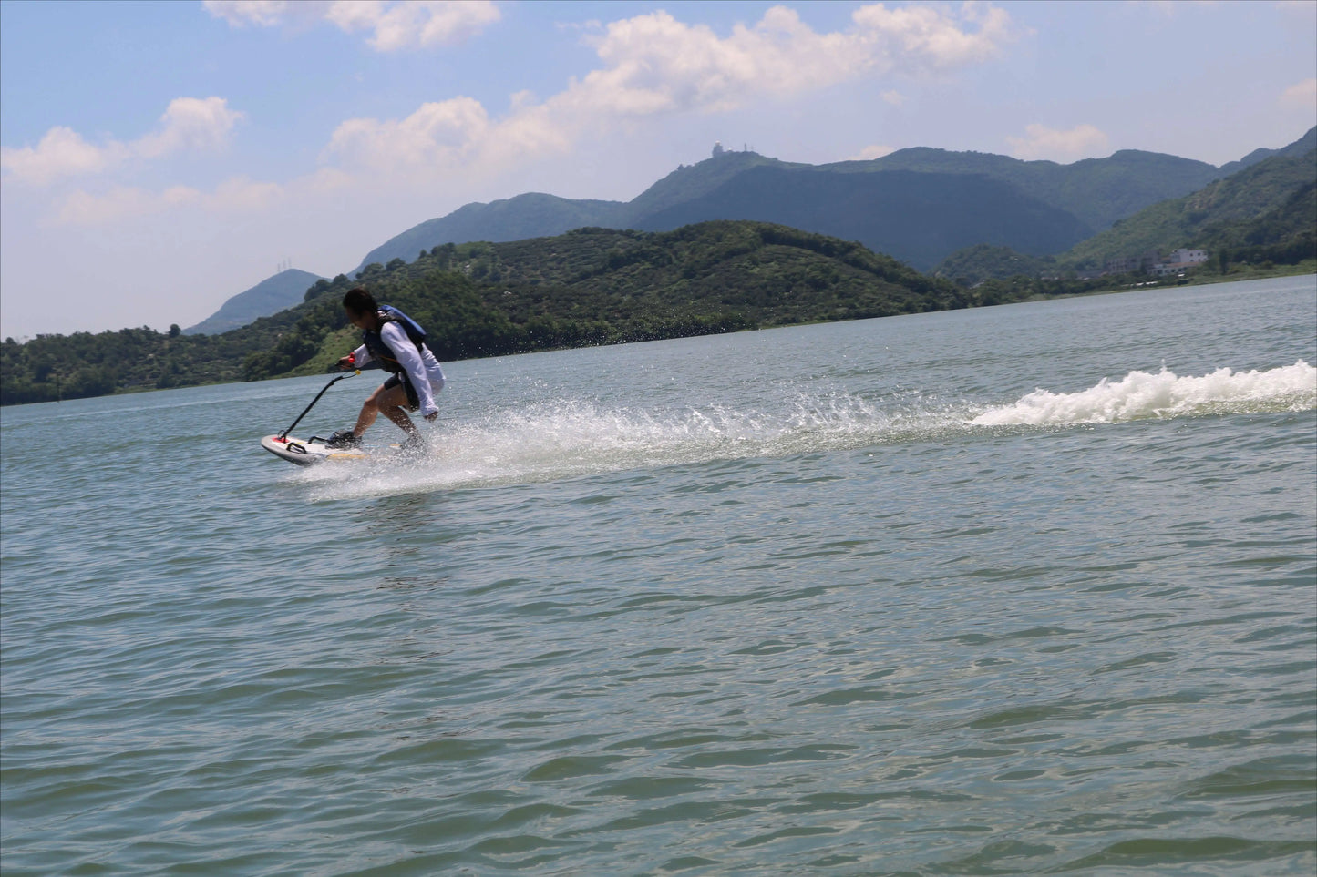 Vicking New Design High Speed Long Lasting Battery Electric Surfboard Hydrofoil E Foil Remote Control Surfing Carbon Fiber Board